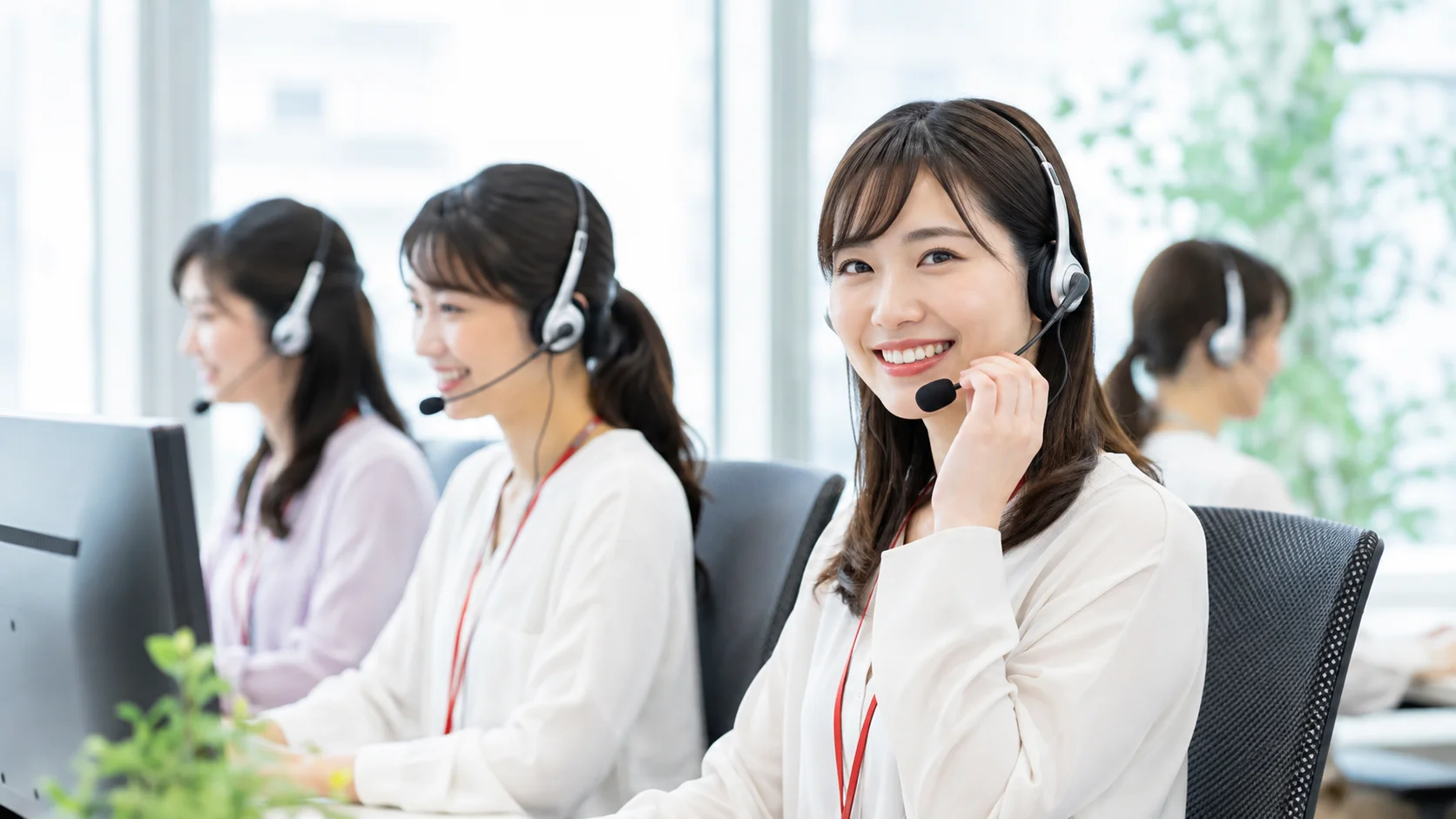ヘッドセットで電話対応するオペレーター